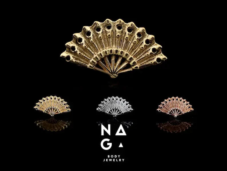 Bijou Naga Edena en or 14k porté sur un hélix, offrant un rendu lumineux et discret, disponible dans notre studio de piercing Kawaii Place à Lille.