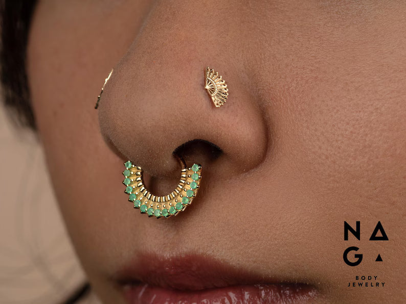 Bijou Naga Edena en or 14k, cabochon threadless élégant compatible lobe, hélix et rook, proposé dans le studio de piercing Kawaii Place à Lille.