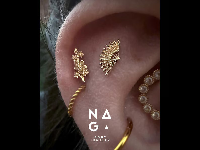 Cabochon Naga Hanami en or 14 carats, finition élégante 4,4 x 8,4 mm, idéal pour un piercing discret et joaillier comme le lobe