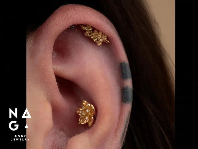 Bijou Naga Hikari en or jaune 14 carats serti de diamants blancs, design élégant compatible lobe, hélix ou rook, proposé chez Kawaii Place à Lille.