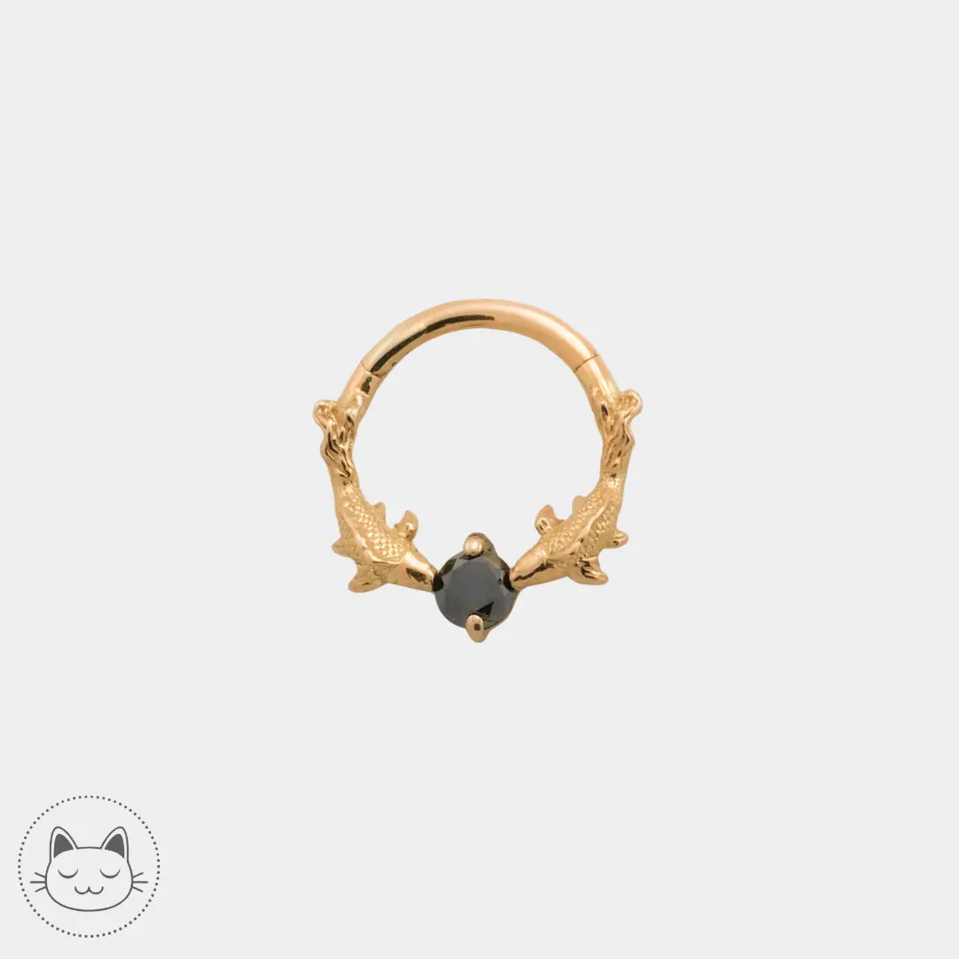 Naga Jewelry - Koï no Ame - Or jaune et Anneau clicker Naga Koï no Ame en or jaune 14 carats serti d’un diamant noir, 1,2 x 8 mm, idéal pour un piercing septum ou daith.