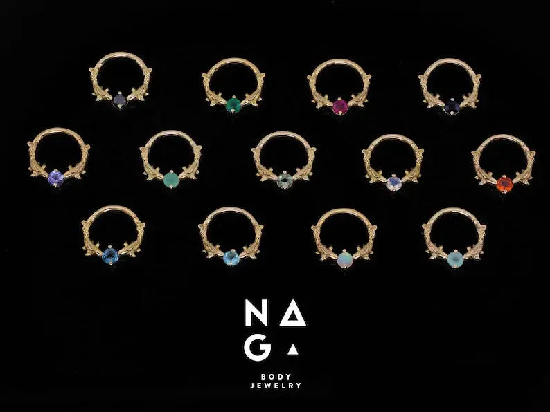 Clicker Naga Koï no Ame en or 14k avec diamant noir, anneau 8 mm pour septum, disponible dans notre studio de piercing Kawaii Place à Lille.