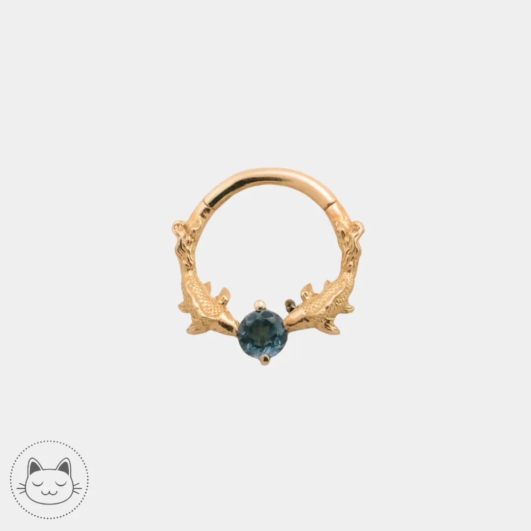 Naga Jewelry - Koï no Ame - Or jaune et Saphir. Anneau de deux carpes koï qui tiennent un saphir dans la bouche