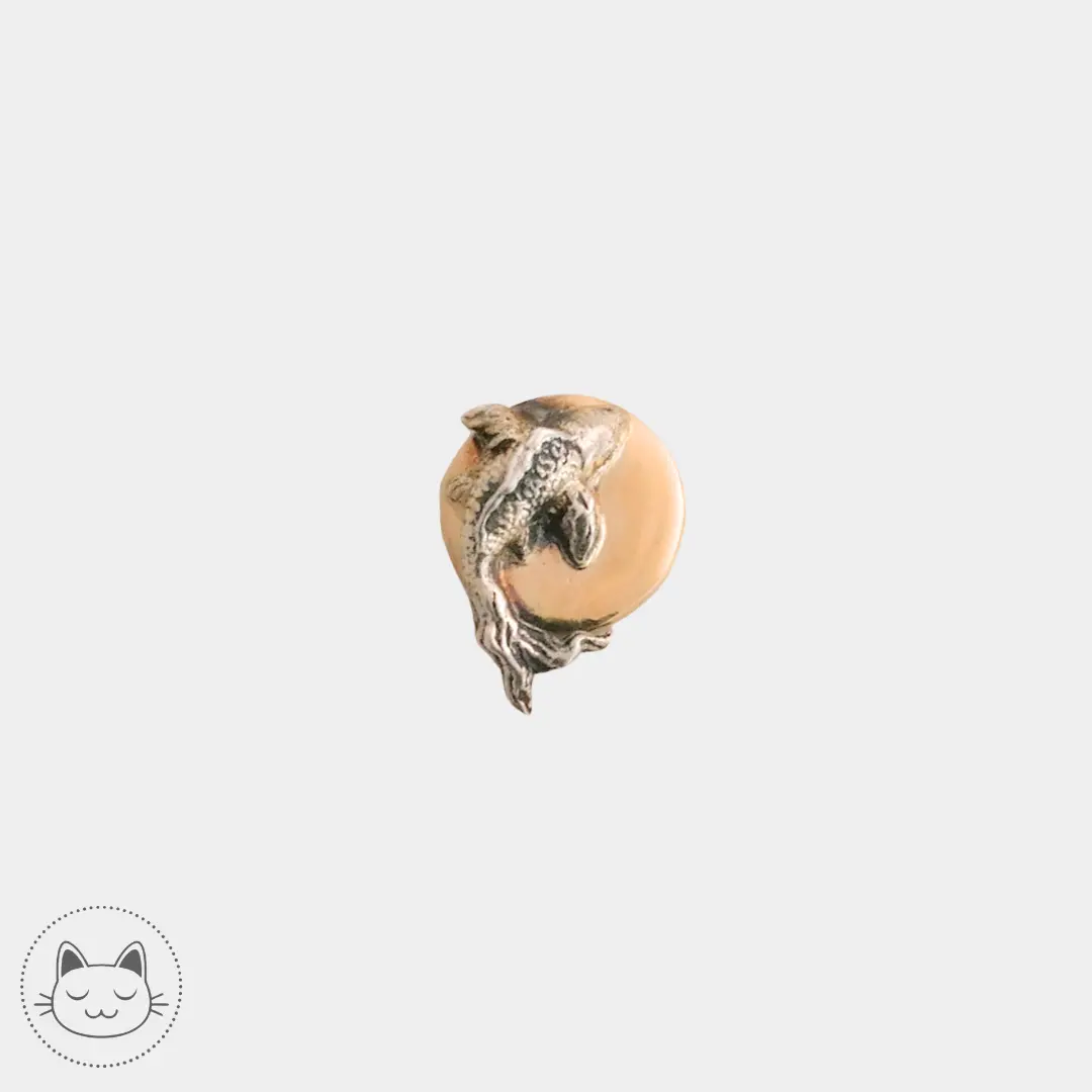 Bijou Naga Orée en or jaune 14k, cabochon lumineux compatible lobe, hélix ou rook, proposé dans le studio de piercing Kawaii Place à Lille.