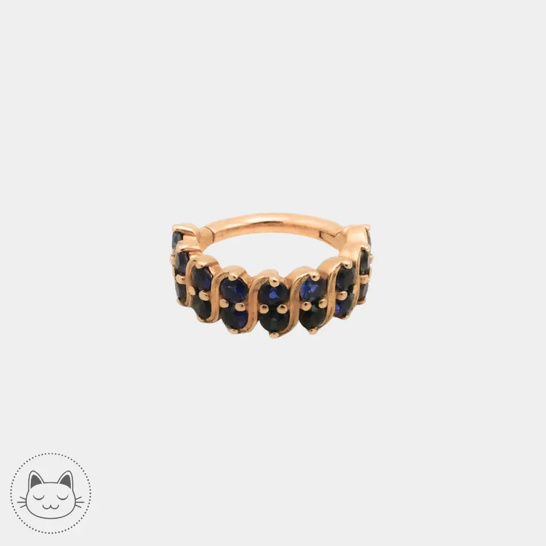 Clicker Naga Pompadour en or 14k avec saphirs, anneau 8 mm pour hélix ou lobe, disponible chez Kawaii Place à Lille.