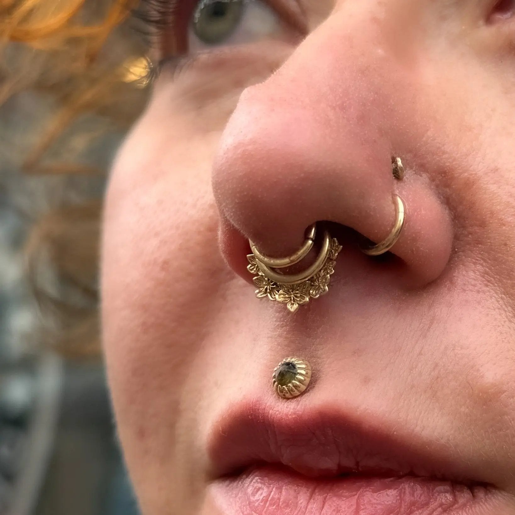 Anneau clicker Sakura no Ame en or blanc 14 carats porté en septum, design Sakura raffiné et minimaliste signé Naga Jewelry.