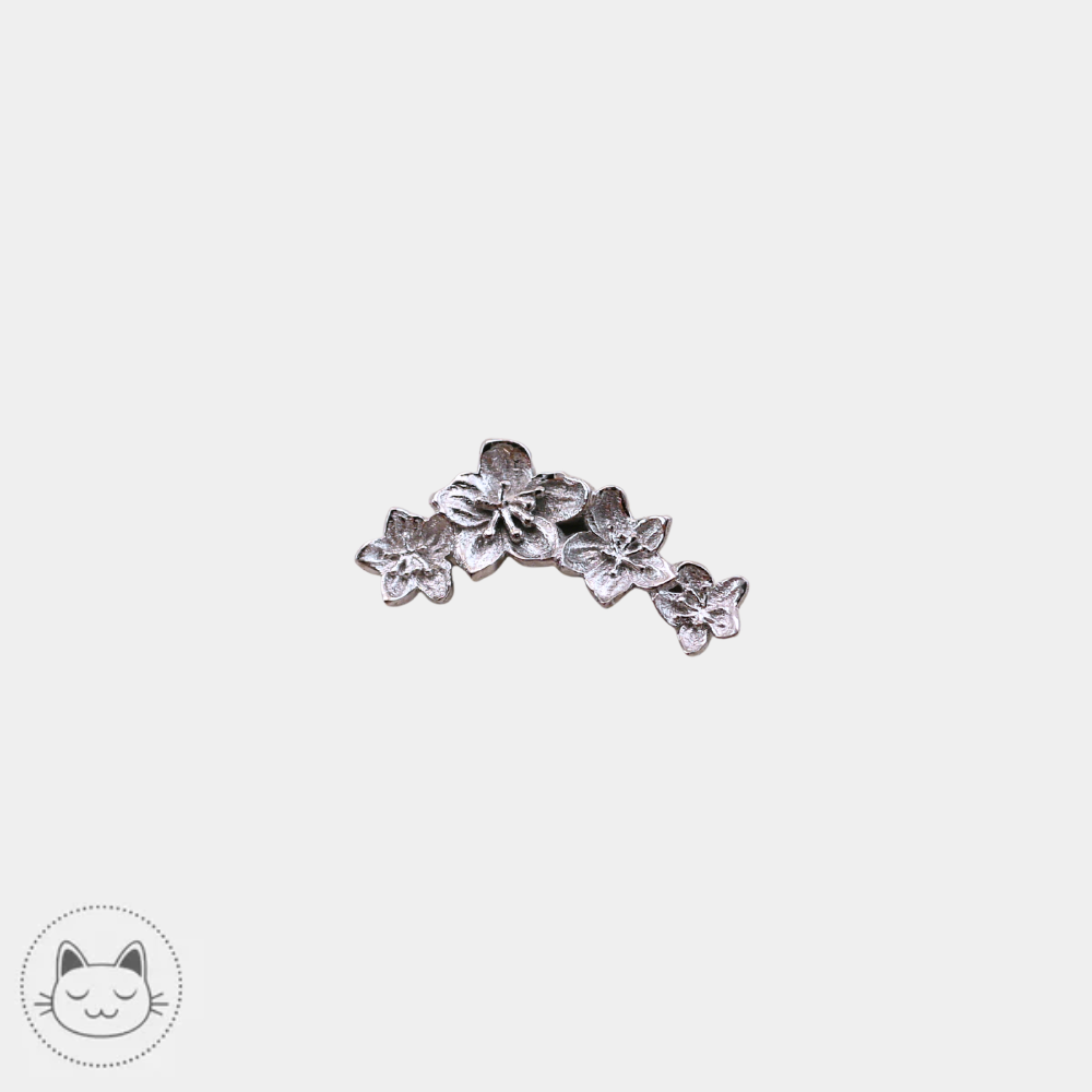 Bijou piercing Naga Sakura en or blanc 14 carats pour hélix disponible chez Kawaii Place Lille