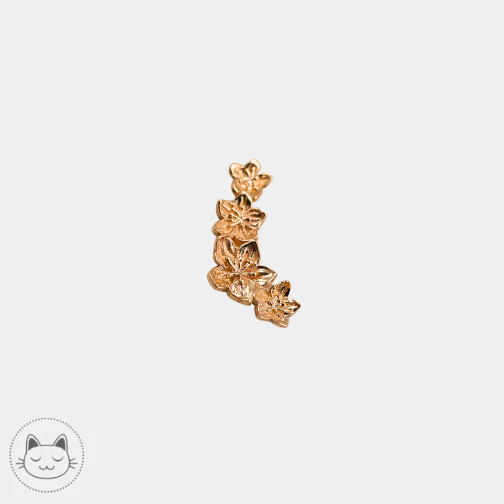 Bijou piercing Naga Sakura en or jaune 14 carats pour hélix disponible chez Kawaii Place Lille