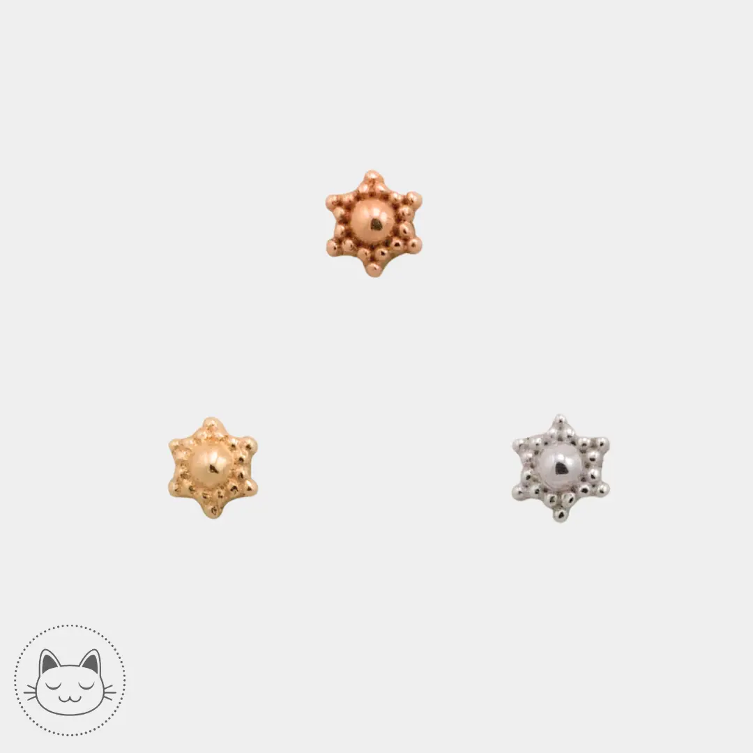 Naga Jewelry - Solstice - Or 14 carats
Cabochon étoile threadless en or rose, or blanc et or jaune au choix, 14 carats, 3 mm.