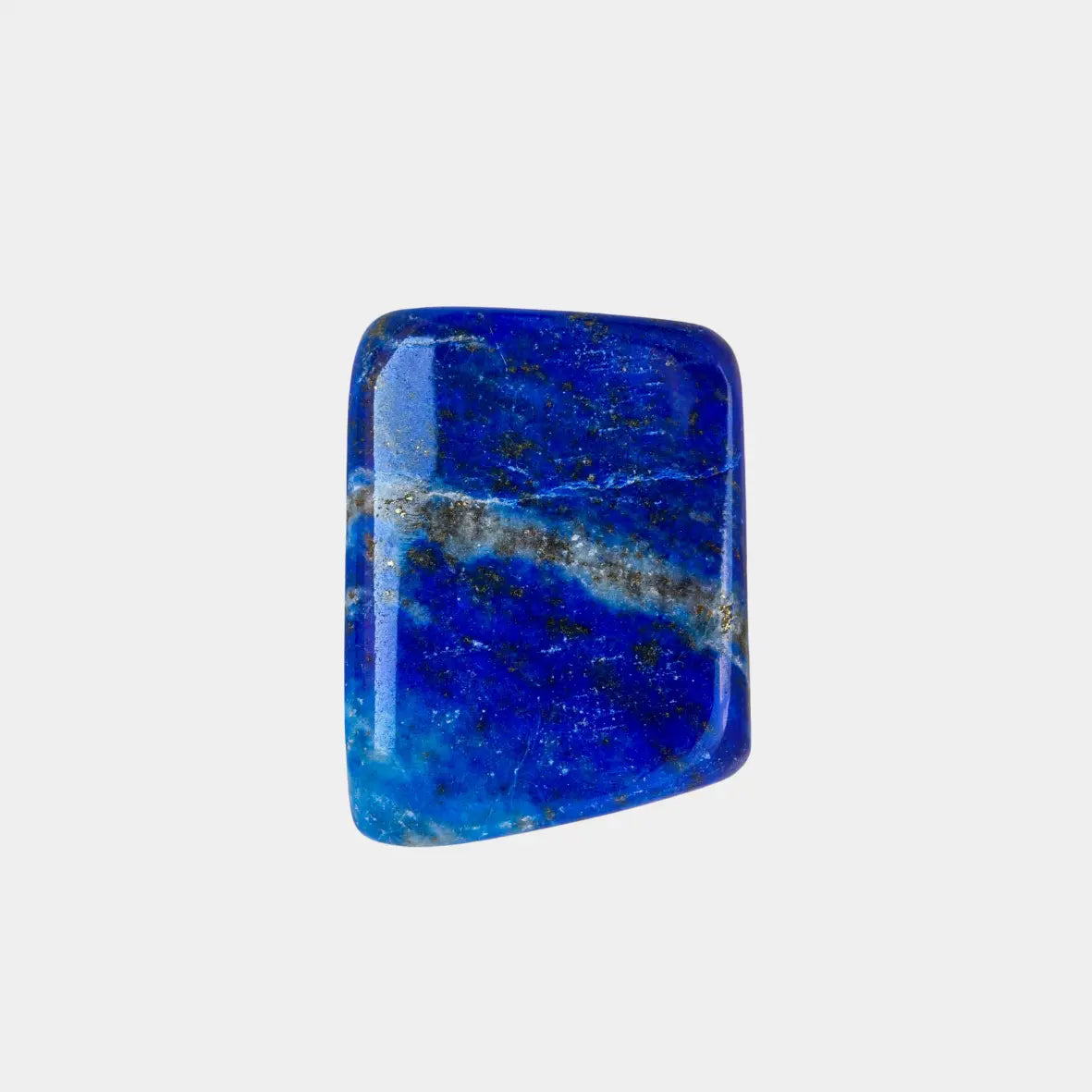 Pierre lapis-lazuli bleue aux nuances naturelles claires, sertie en or 14k, offrant un rendu élégant pour différents styles de bijoux.