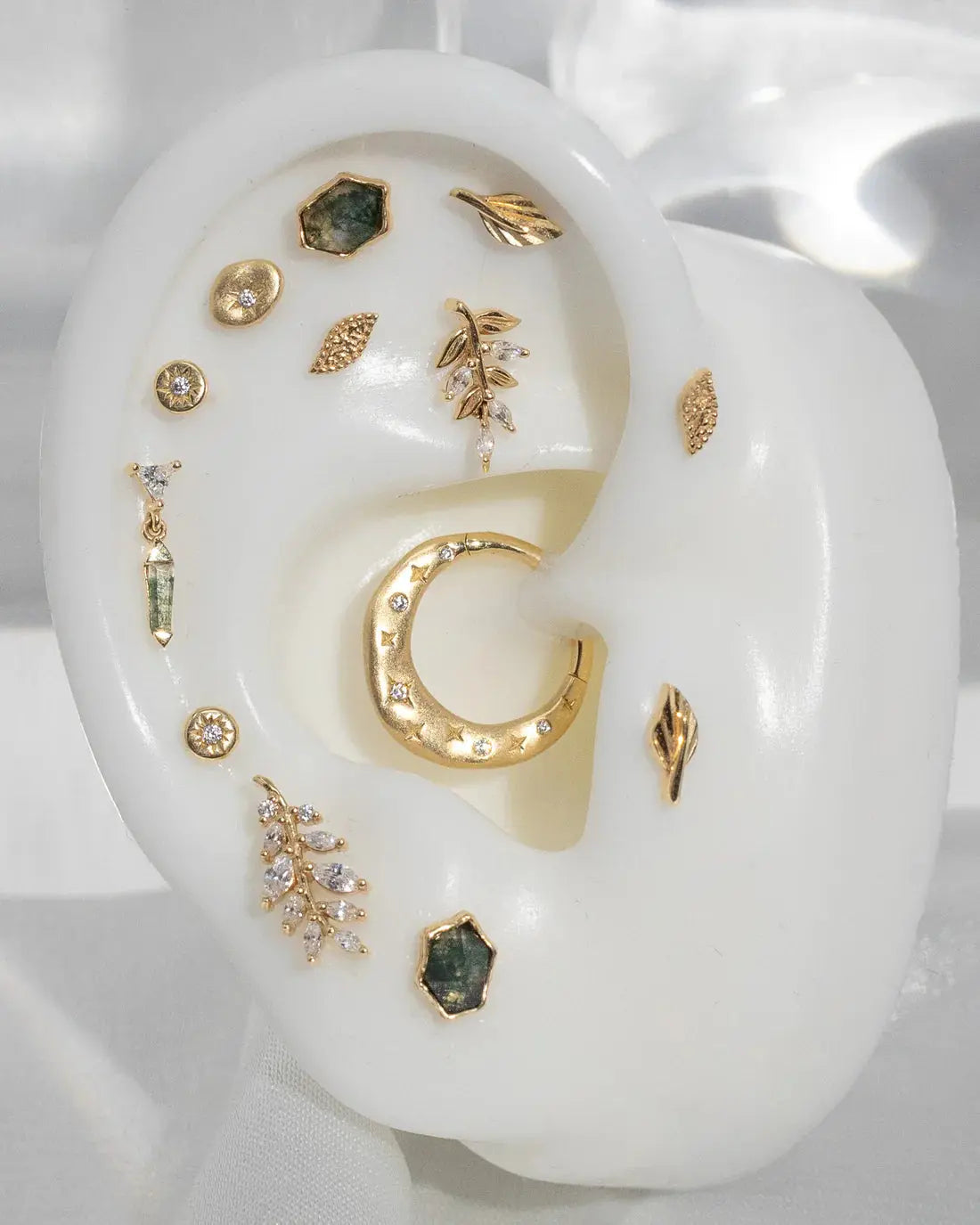 Savvy en or 14k orné d’une agate mousse naturelle aux motifs verts uniques et d’un zircon blanc, une combinaison lumineuse appréciée en joaillerie.
