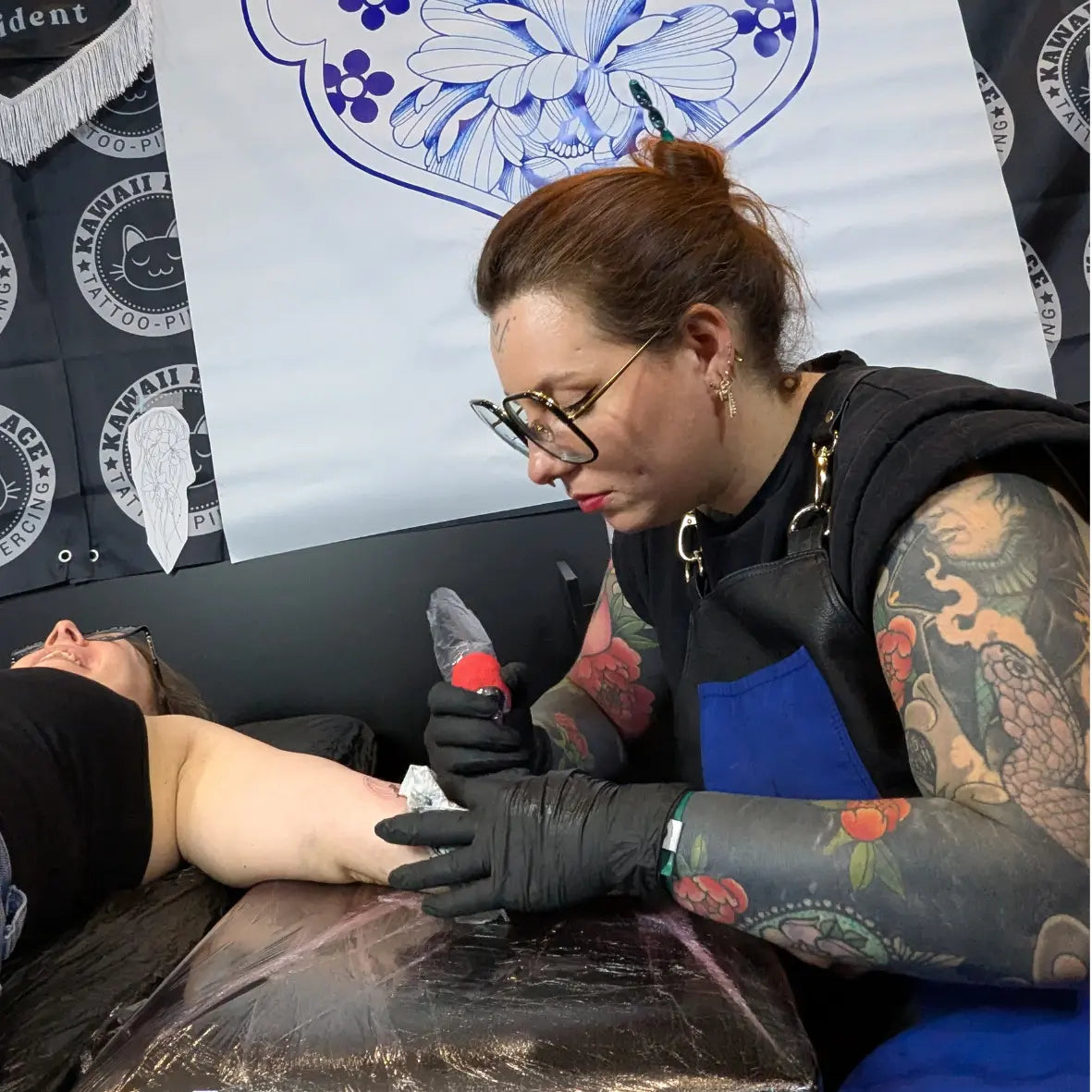 photo de la tatoueuse kimi duck en train de tatouer a la lille tattoo convention