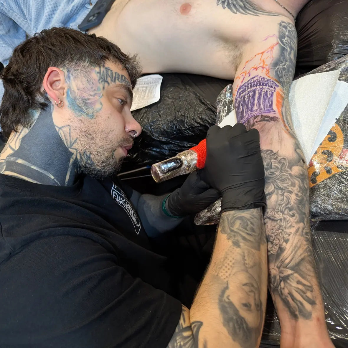 photo du tatoueur vlad morgan en train de tatouer à la lille tattoo convention