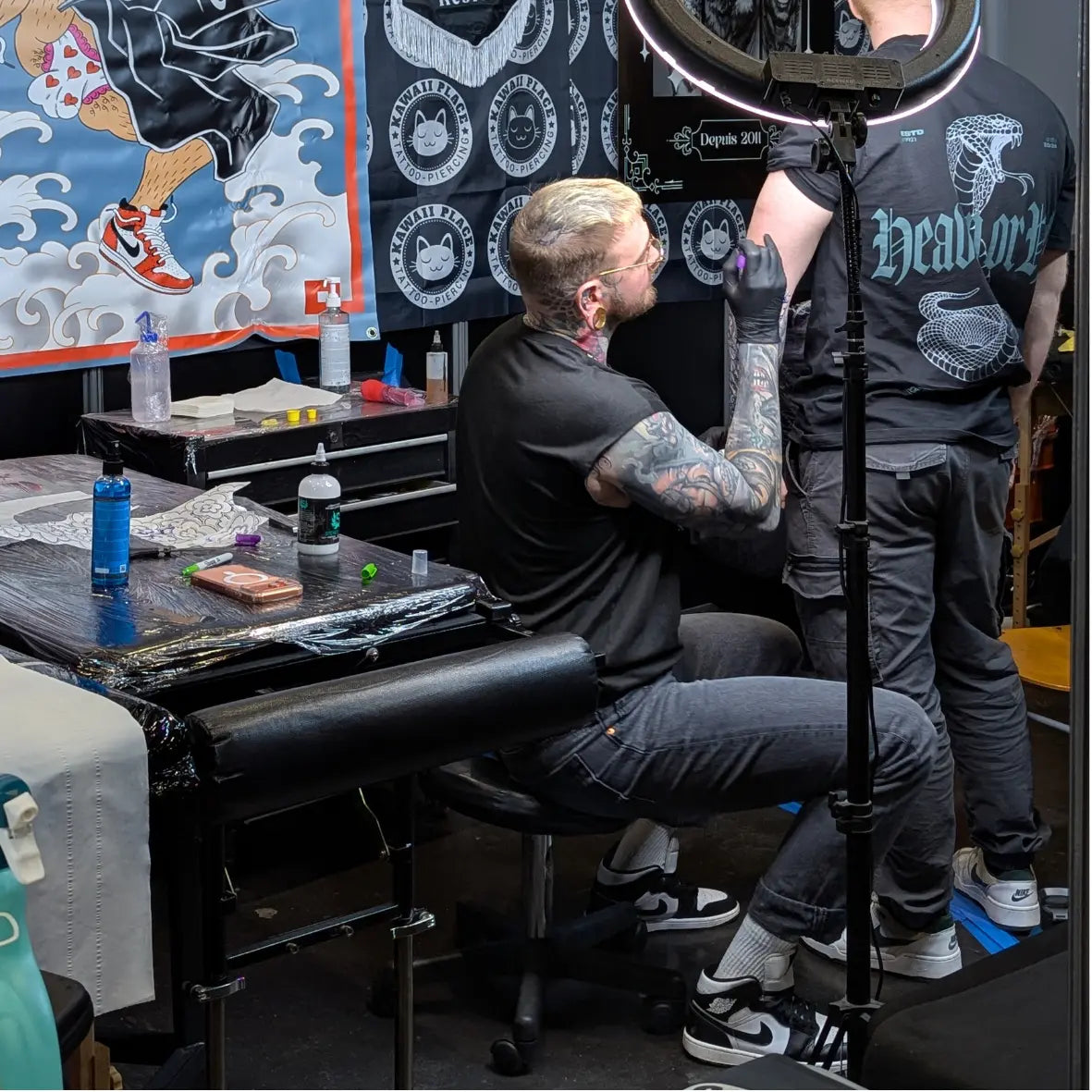 photo du tatoueur leseb bing en train de tatouer a la lille tattoo convention