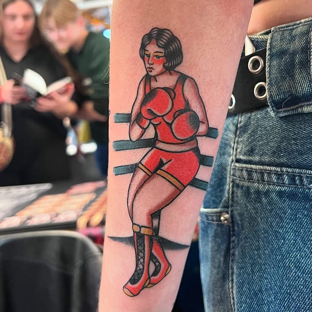 photo d'un tatouage réalisé par Amazing Gérard chez kawaii place a lille représentant une boxeuse en pleins combat