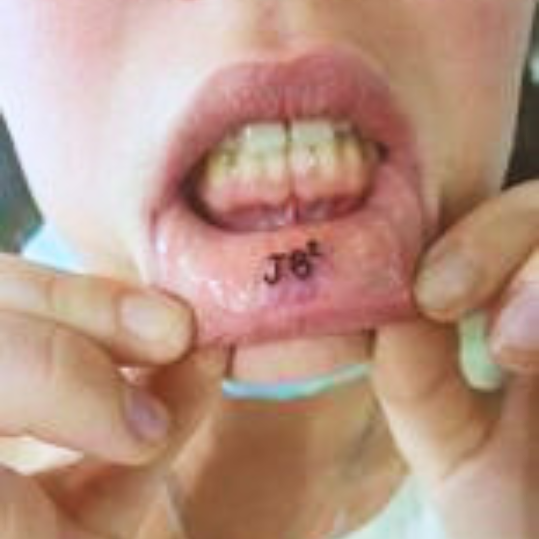 Lip tattoo: a good idea?