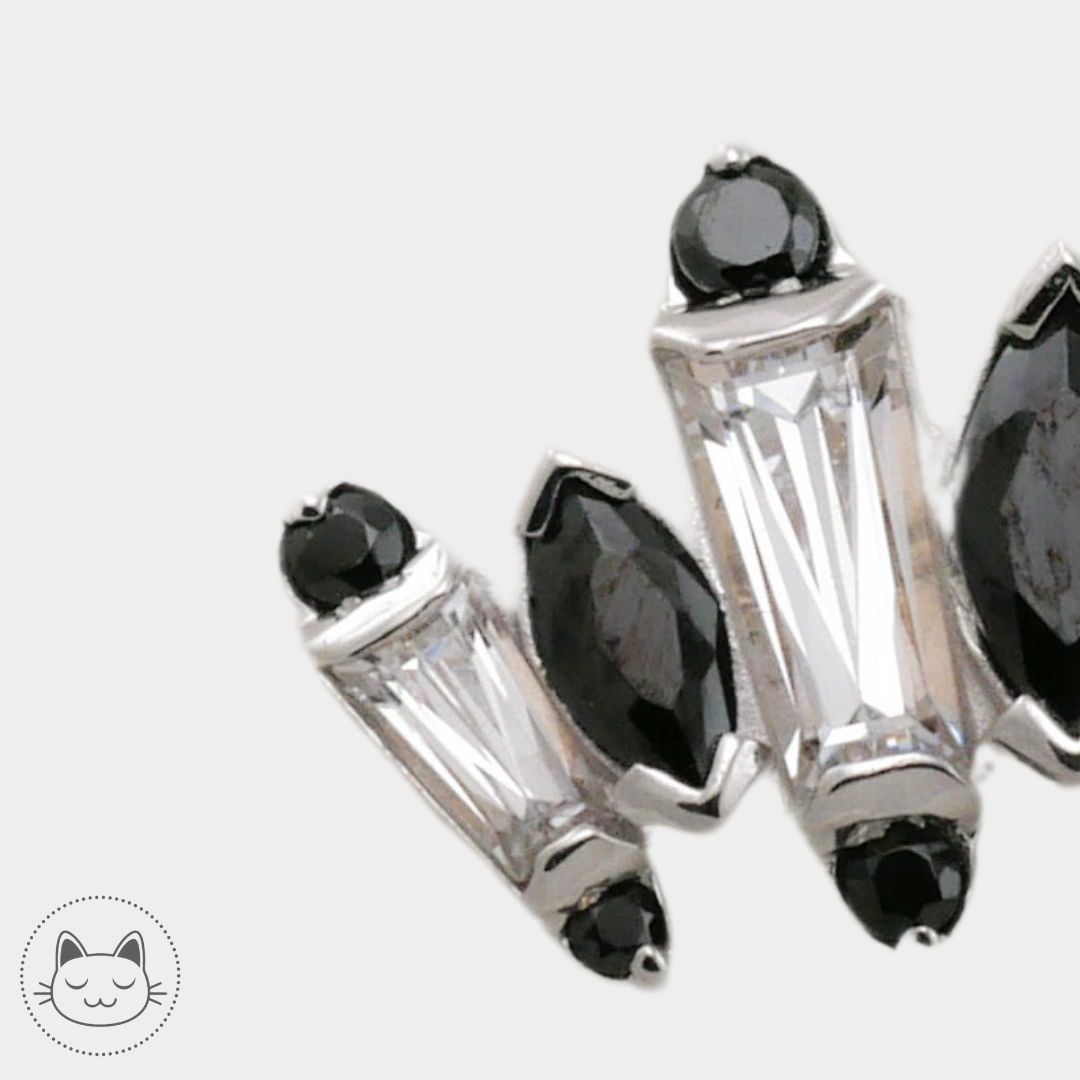 Auris- Cabochon "Iris"- Or blanc et Zircons noir et blanc.