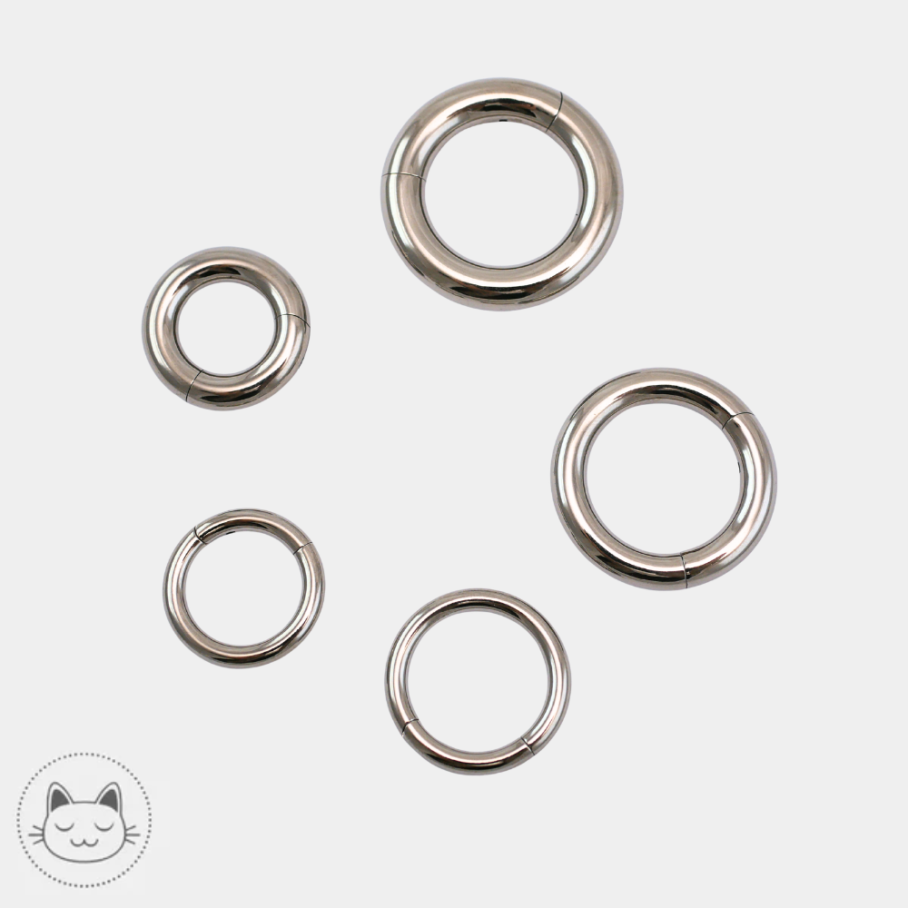 5 anneaux de différentes tailles et épaisseurs au choix, en titane gris argenté, avec fermeture de type clicker, disponibles à Lille chez kawaii place
