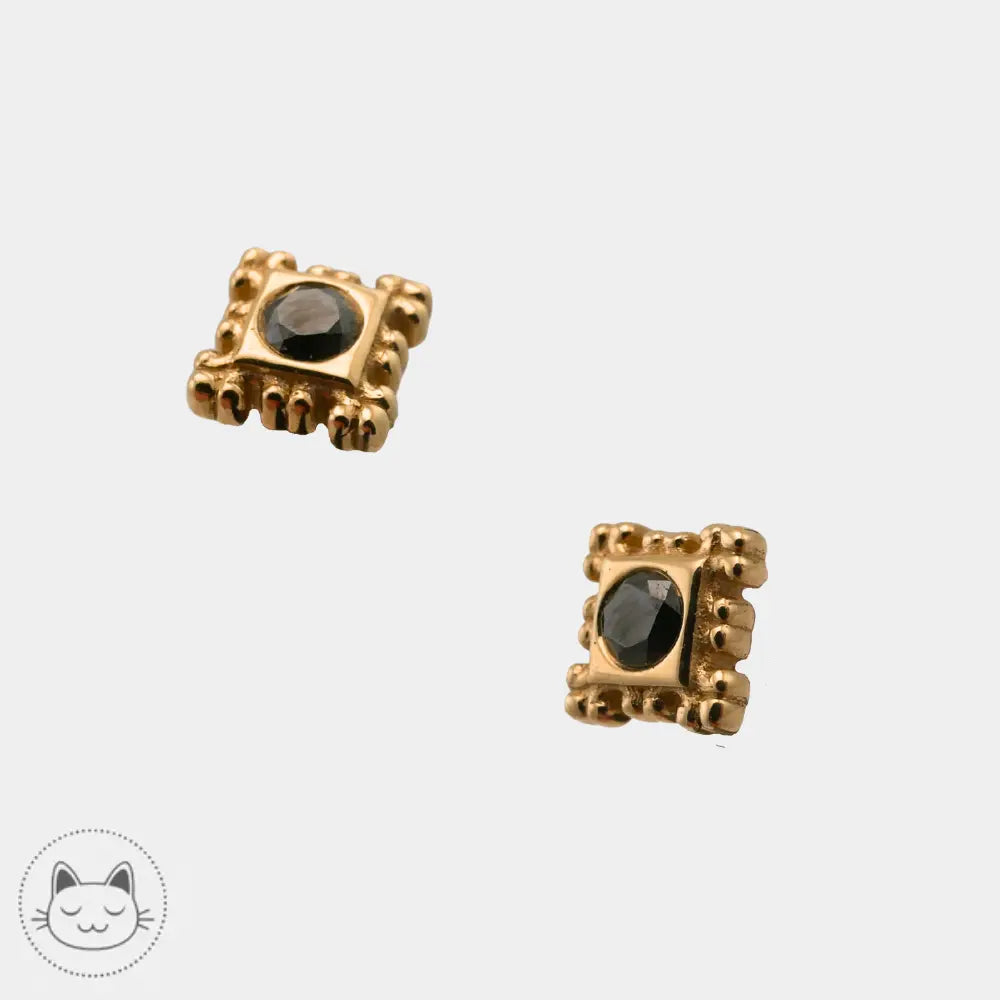 Vue du piercing BVLA Flourish Illusion serti d’un diamant noir