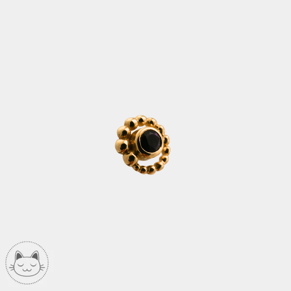 Vue du piercing BVLA Tiny Beaded Swirl serti d’améthyste