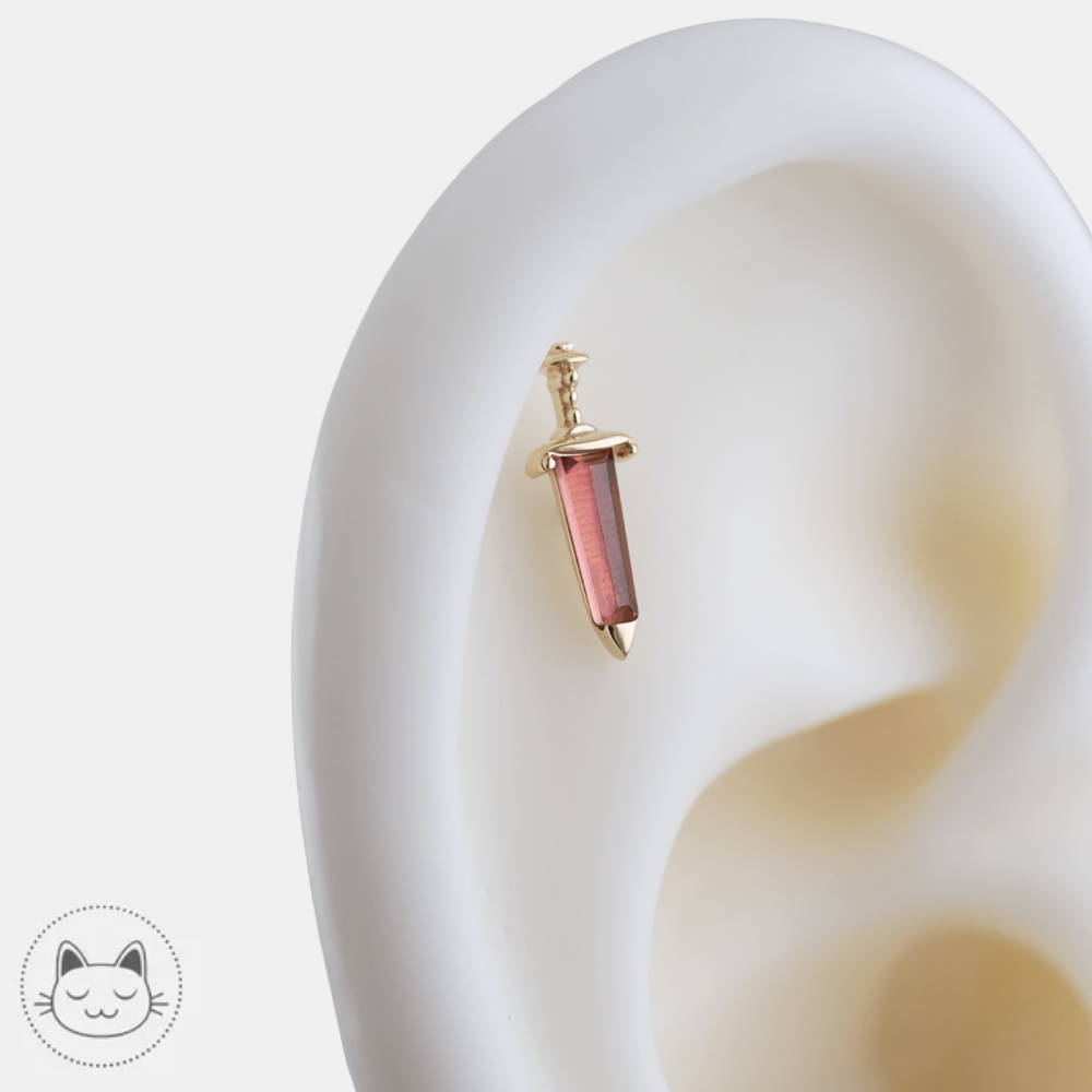 Détail du grenat sur le bijou de piercing Buddha Jewelry Spellbound