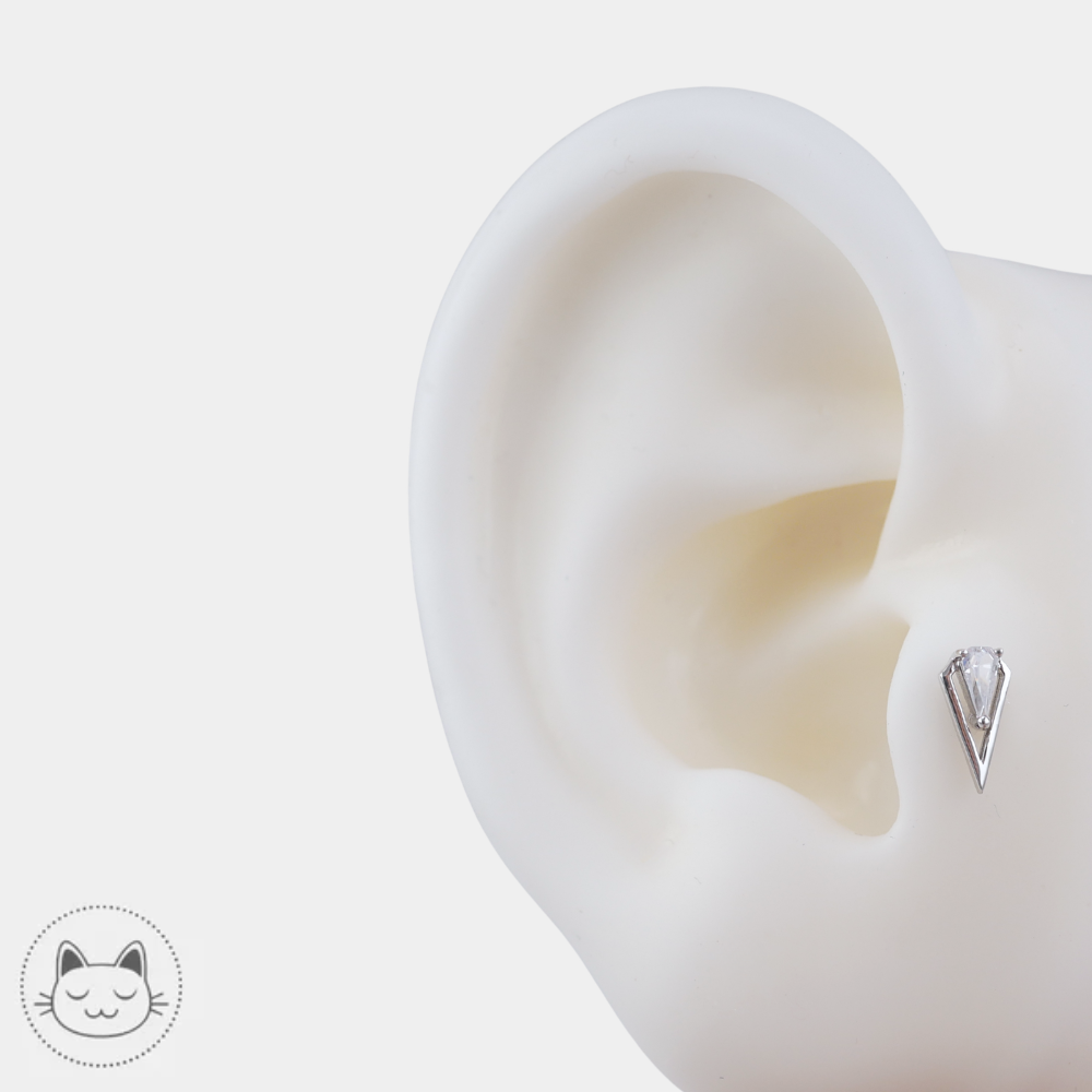 Bijou or blanc Arthaus Buddha Jewelry avec zircon blanc pour tragus