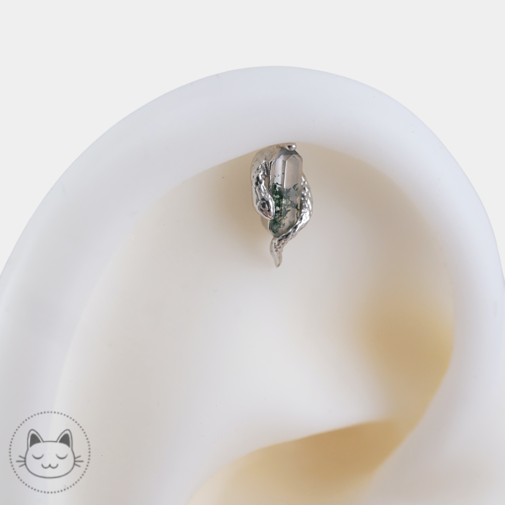 Buddha Jewelry Eve Was Framed avec agate mousse en or blanc 14 carats sur l'helix