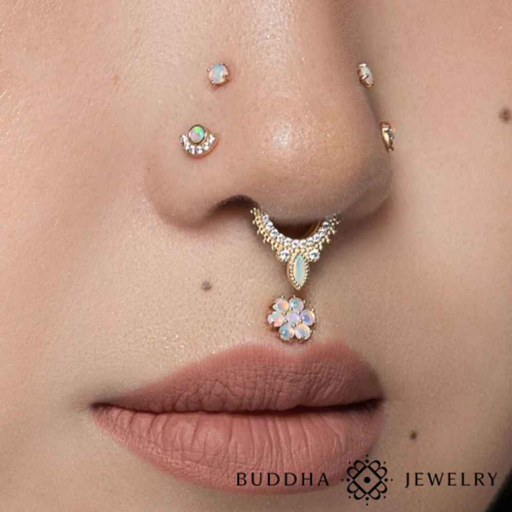 Buddha Jewelry Kahlo en or 14 carats, opale blanche et zircons, dimensions 6,5 x 4,8 mm