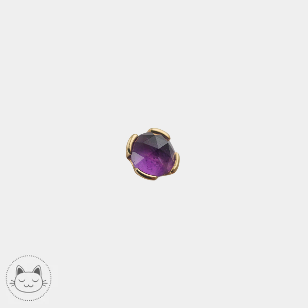 Détail de l'améthyste sur le bijou de piercing Peekaboo Buddha Jewelry