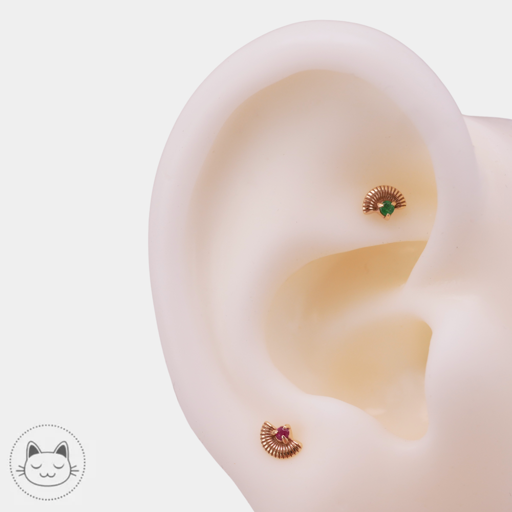 Bijou piercing Sacred Symbols D53 avec pierre émeraude naturelle