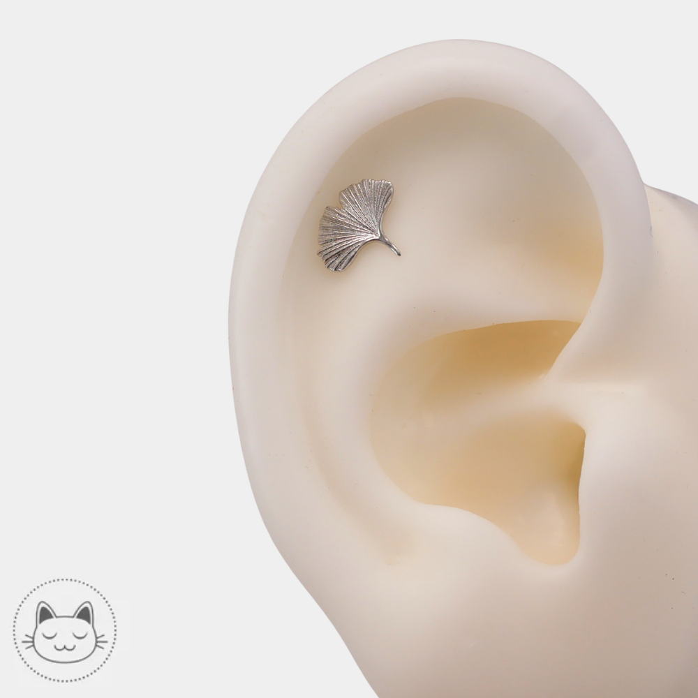 Bijou de piercing Gingko en or blanc 14 carats par NAGA Body Jewelry