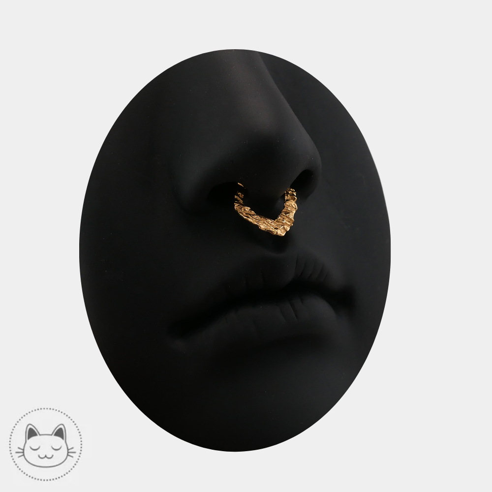 Bijou anneau clicker NAGA Rustique en or jaune 14 carats porté au septum
