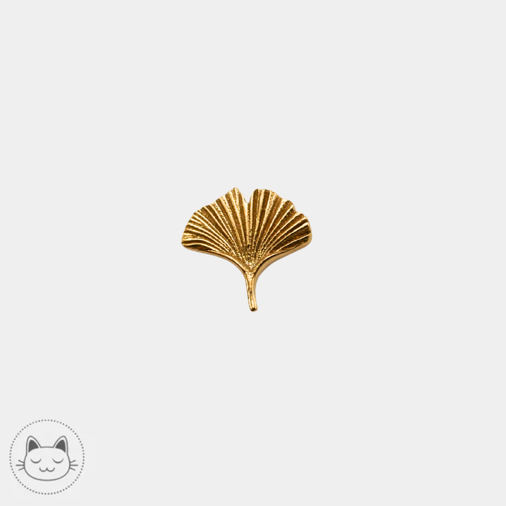 Bijou piercing Naga Gingko en or jaune 14 carats représentant une feuille de ginkgo vue de face