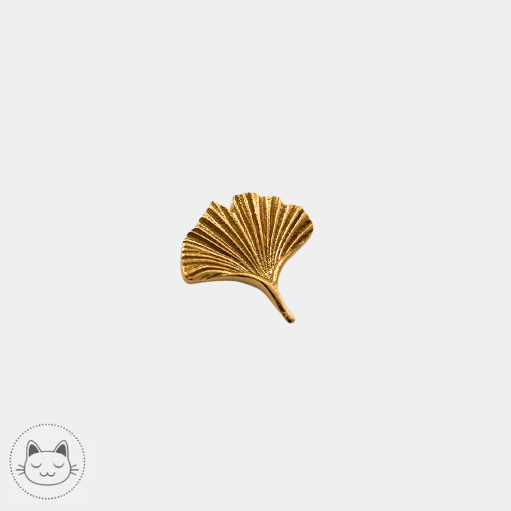 Bijou piercing Naga Gingko en or jaune 14 carats en forme de feuille de ginkgo vue de biais