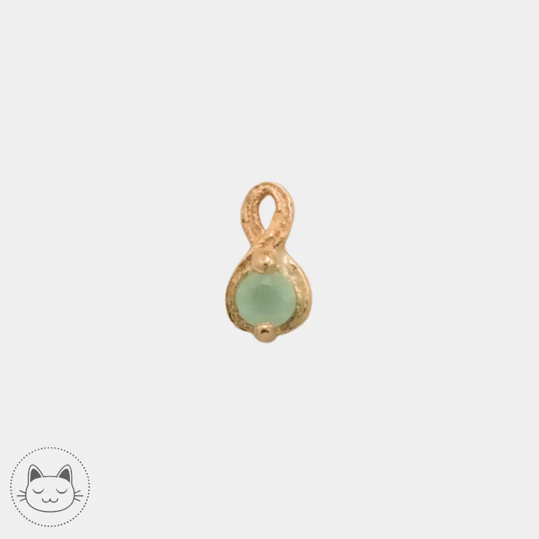 Naga Jewelry -Celestia - Or jaune et chrysoprase.
Cabochon threadless en or 14 carats et chrysoprase naturelle, 4,5 mm.