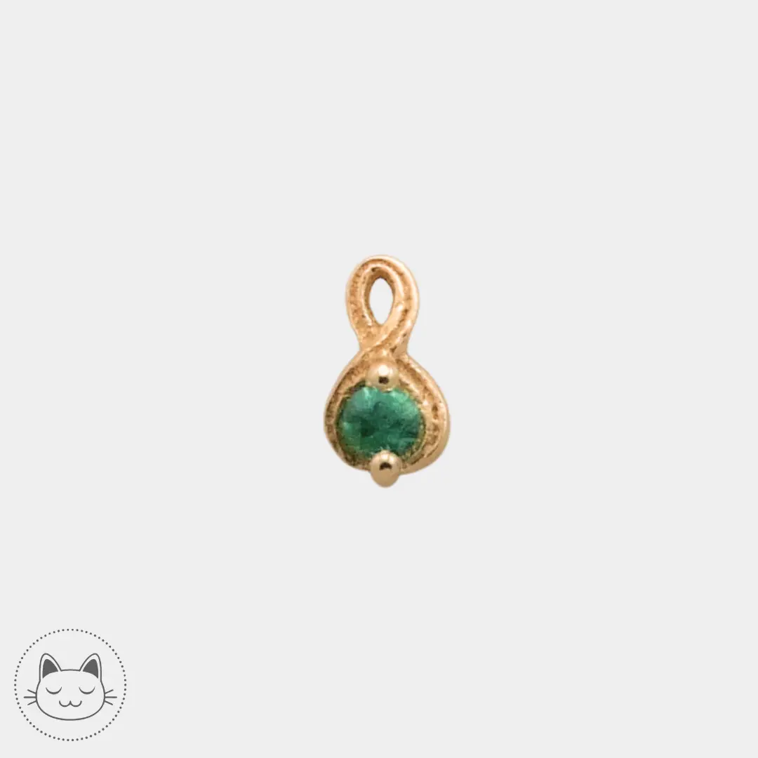 Naga Jewelry - Celestia - Or jaune et Emeraude

Cabochon threadless en or 14 carats et émeraude, 4,5 mm.
