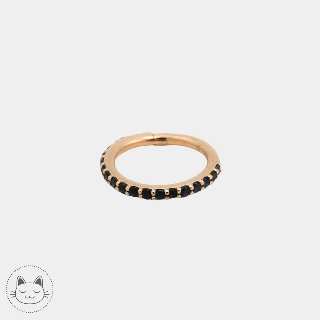 Naga Jewelry - Liora - Diamants noir
Anneau "clicker" en or 14 carats et diamants noir, 1,2 x 8 mm.