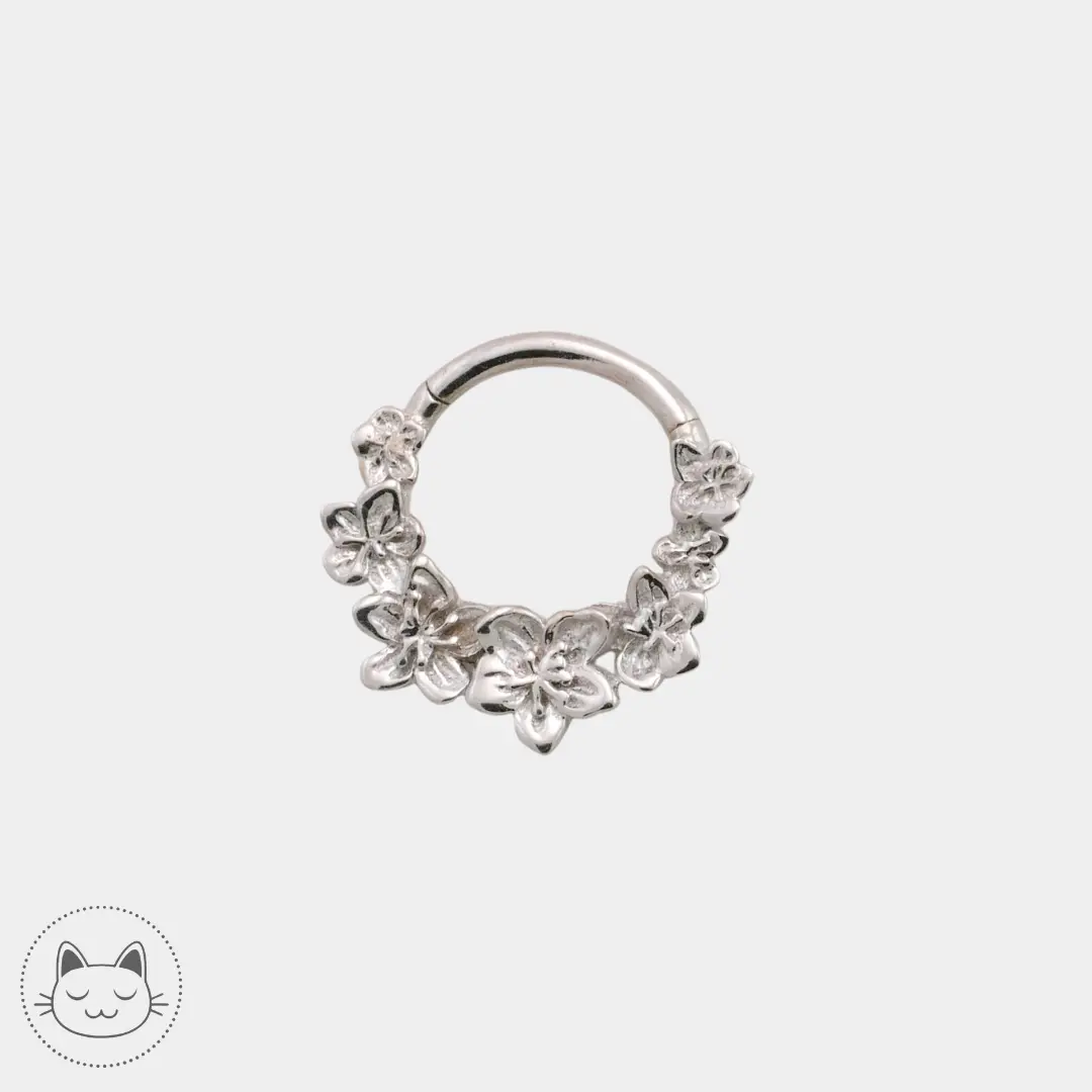 Naga Jewelry - Sakura no Ame - Anneau Sakura, or blanc
Anneau "clicker" en or 14 carats, 1,2 x 8 mm représentant un entrelacs de fleurs de cerisier.