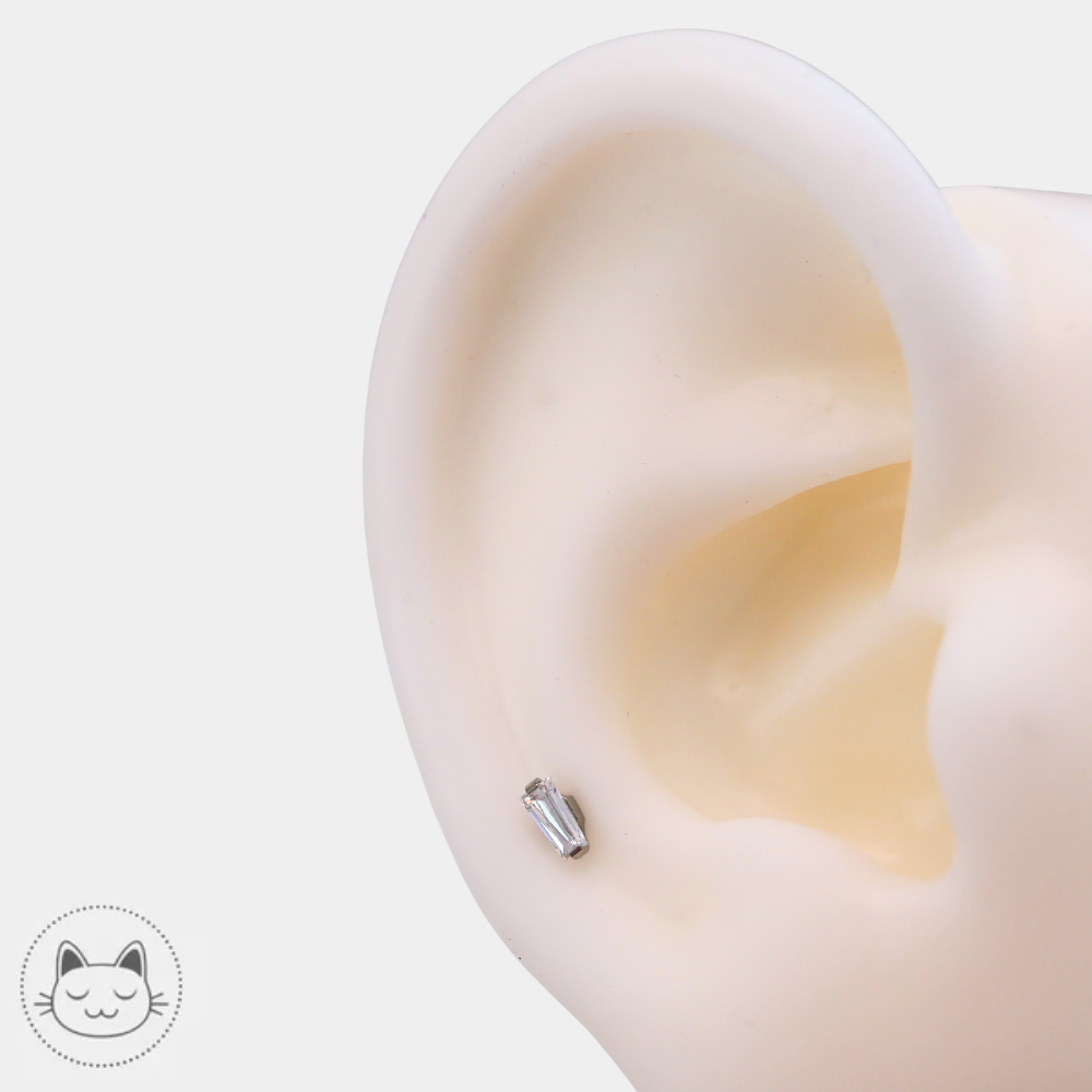 bijou titane zircon blanc neometal baguette porté helix oreille