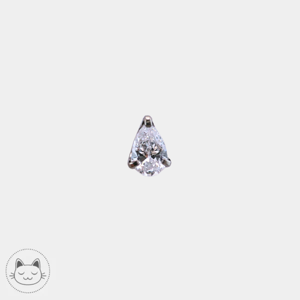 Bijou NeoMetal Pear en titane avec zircon blanc 3 mm présenté de face sur fond clair.