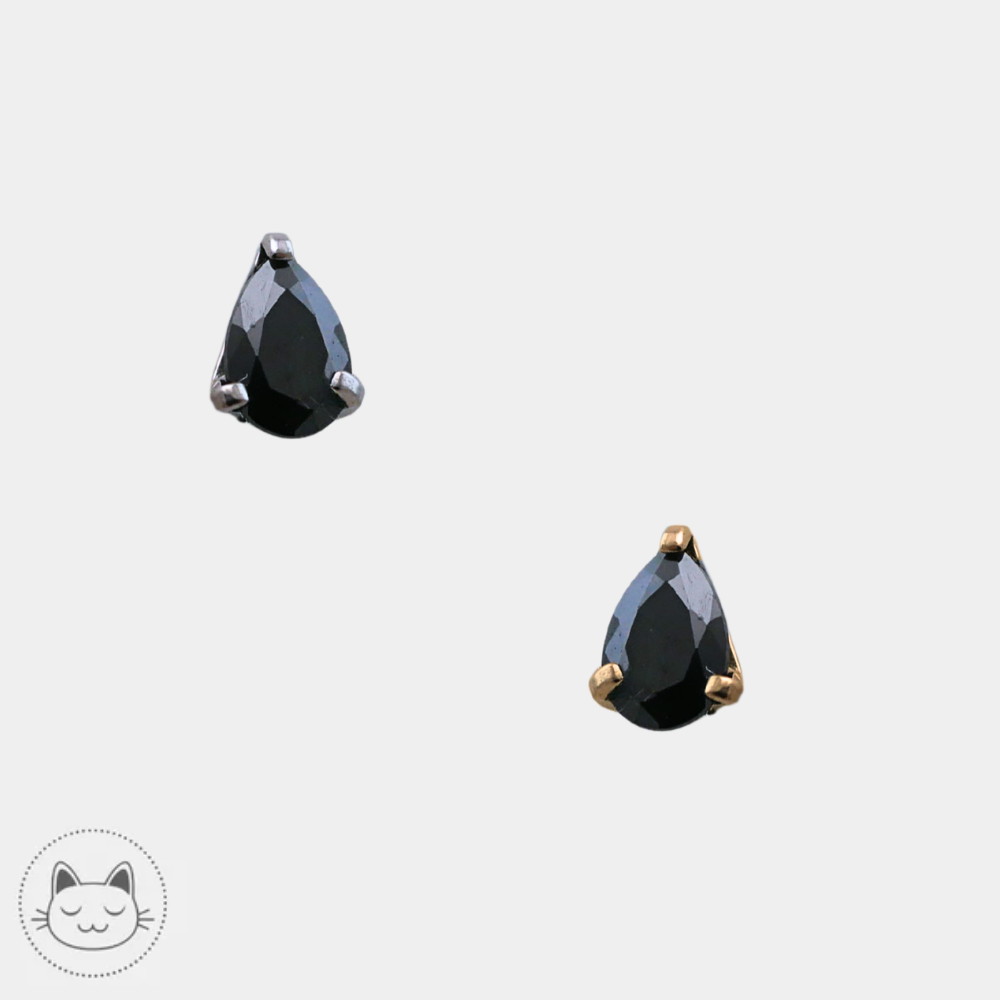 Deux bijoux NeoMetal Pear en titane avec zircon noir 3 mm présentés sur fond clair.