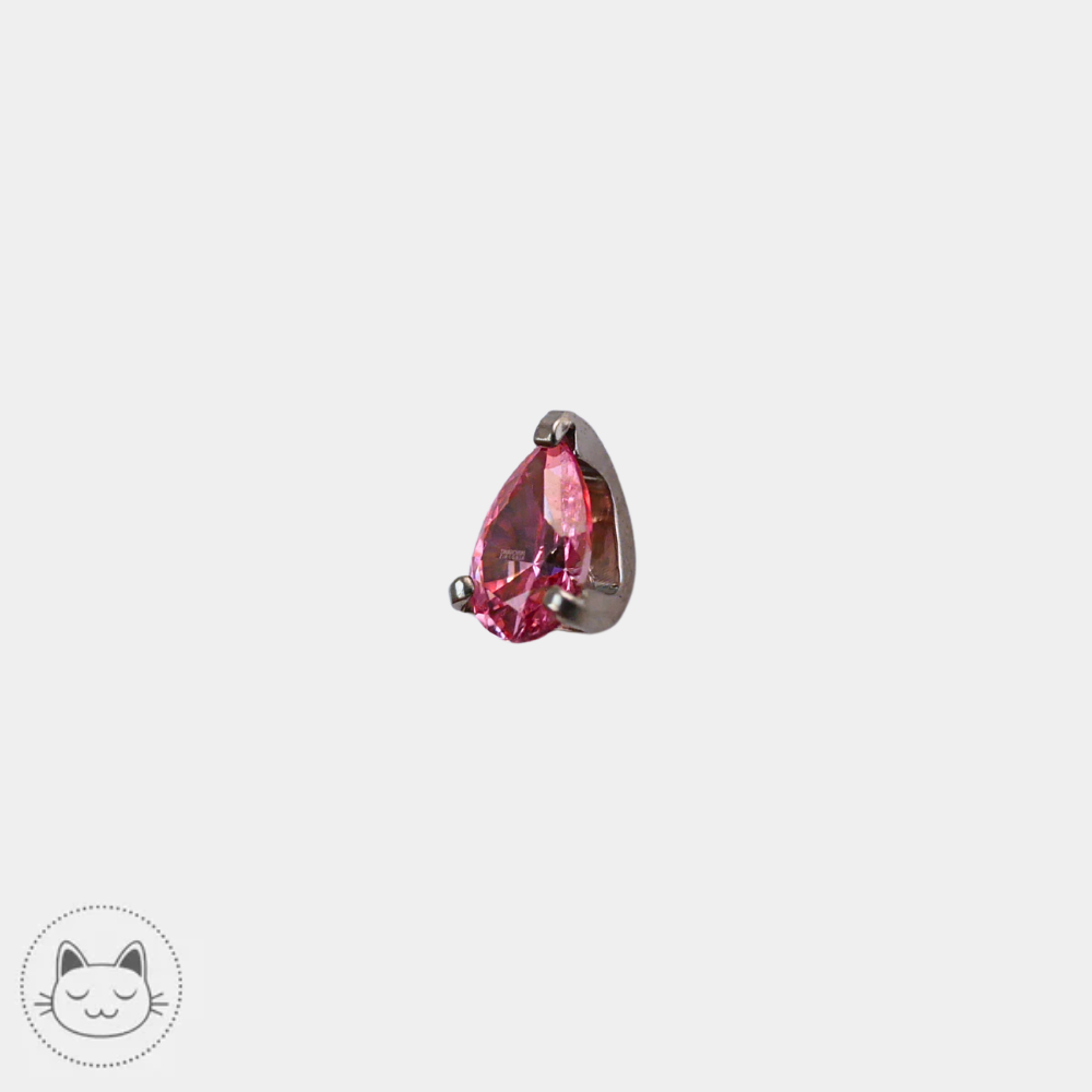 Bijou NeoMetal Pear en titane avec zircon rose 3 mm présenté de profil sur fond clair.