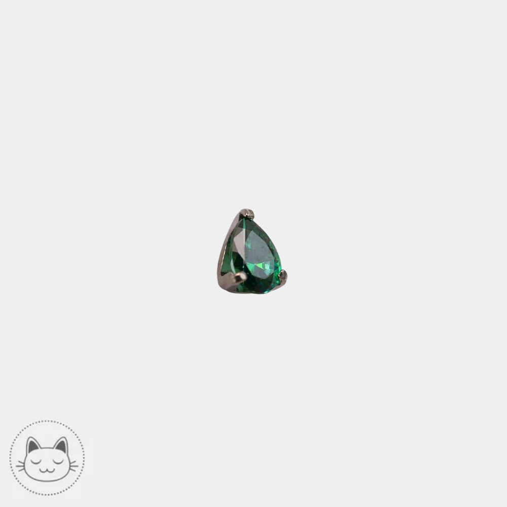 Bijou NeoMetal Pear en titane avec zircon vert 3 mm présenté de profil sur fond clair.