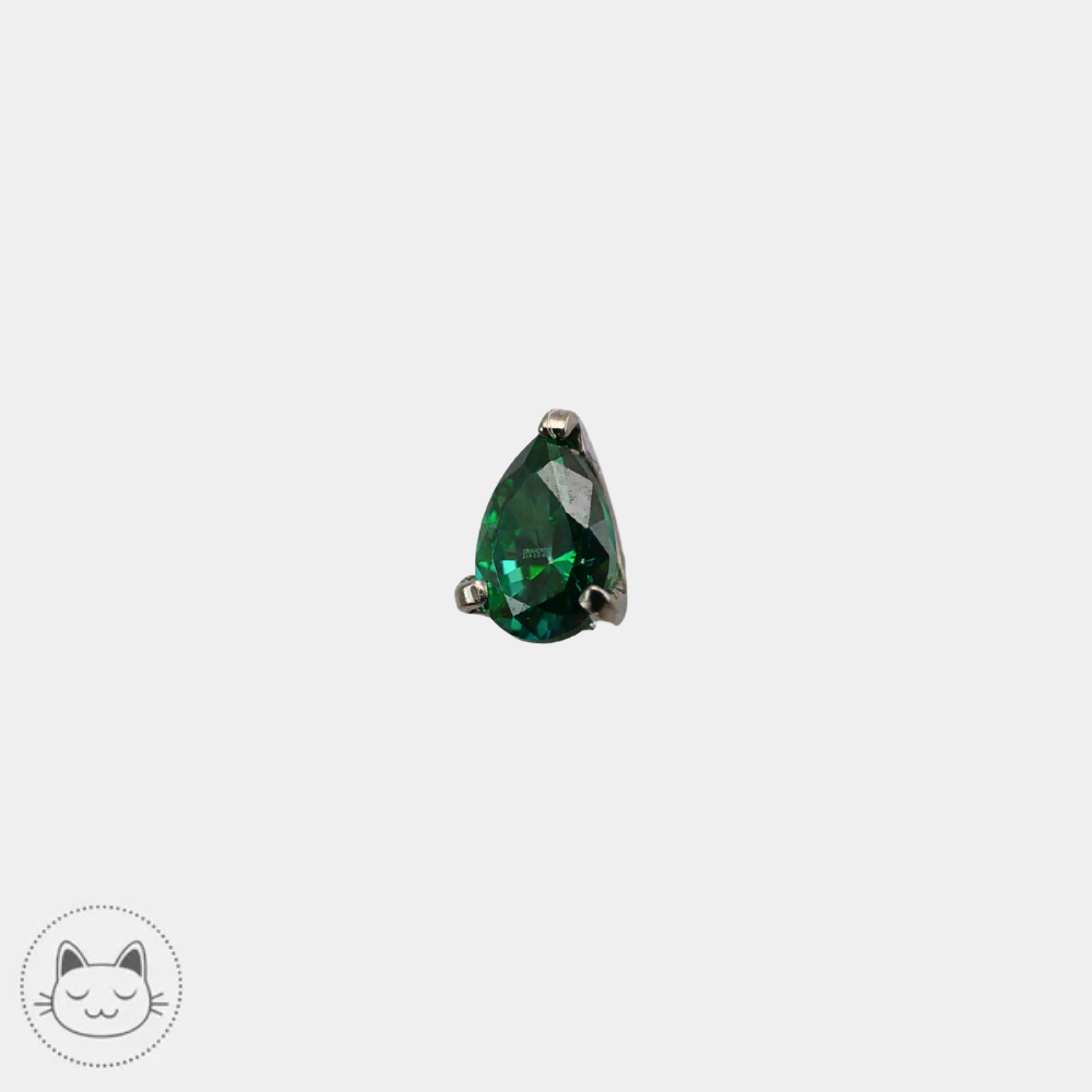 Bijou NeoMetal Pear en titane avec zircon vert 3 mm présenté de face sur fond clair.