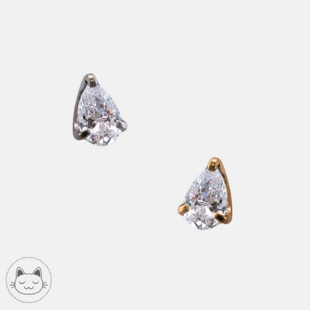 Deux bijoux NeoMetal Pear en titane avec zircon blanc 3 mm présentés sur fond clair.