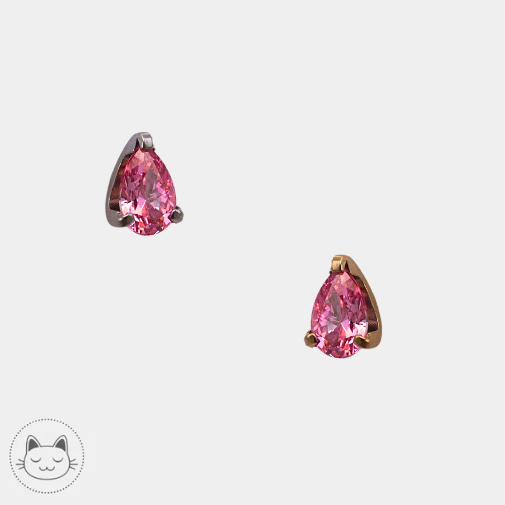 Deux bijoux NeoMetal Pear en titane avec zircon rose 3 mm présentés sur fond clair.