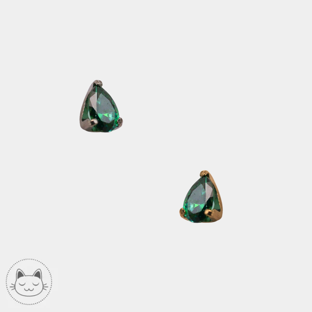 Deux bijoux NeoMetal Pear en titane avec zircon vert 3 mm présentés sur fond clair.