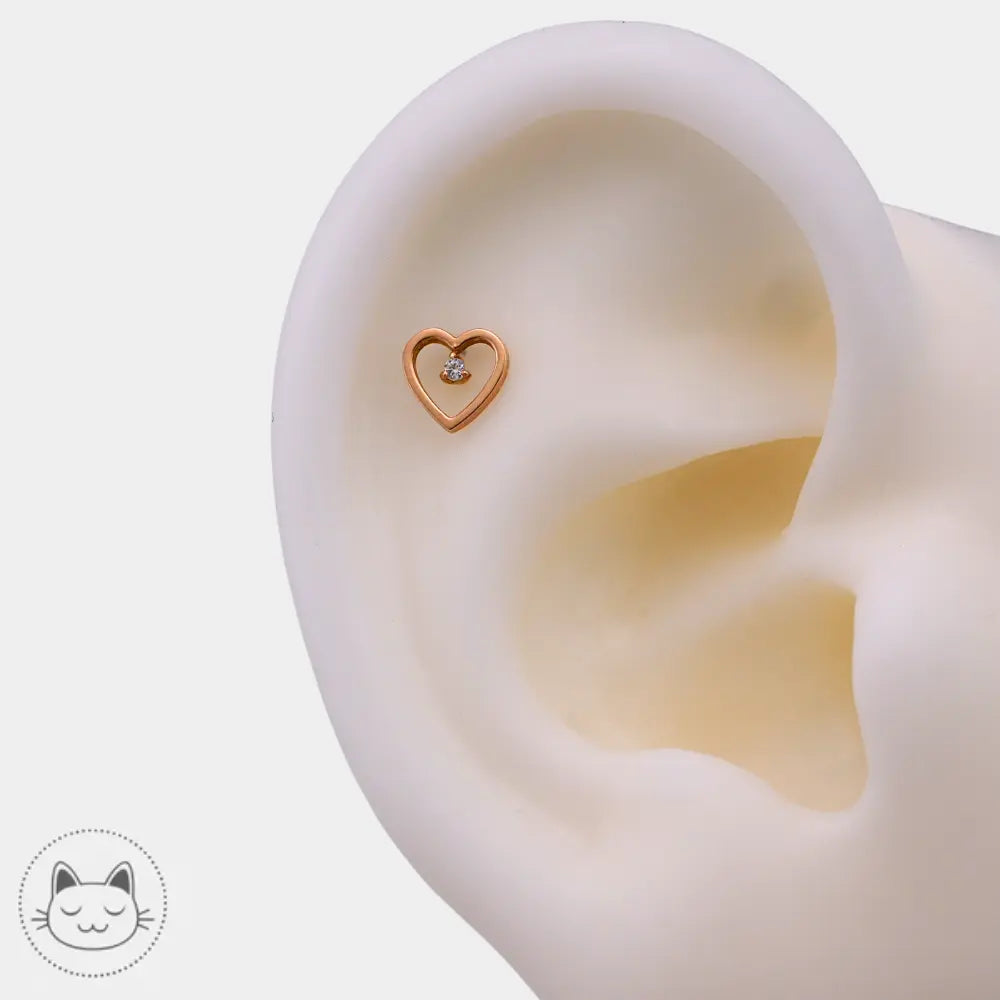 Détail bijou Auris Amour or 14k pierre zircon blanc