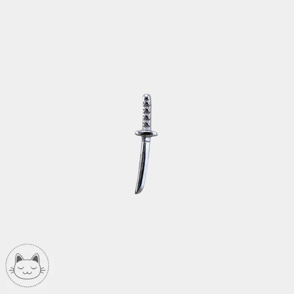 Le bijou Naga Tantō en or 14 carats apporte une esthétique japonaise minimaliste idéale pour hélix, tragus, conch et lobe.