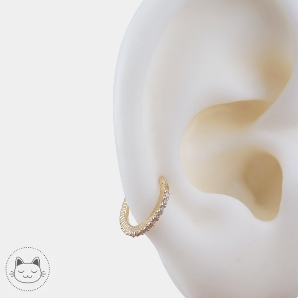 Buddha Jewelry Radiant en or jaune 14 carats et zircons blancs